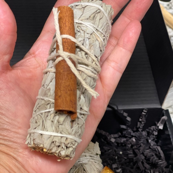 NWT New Beginning Await: 4-Pack Smudge Stick & Crystal Gift Box - Picture 6 of 7